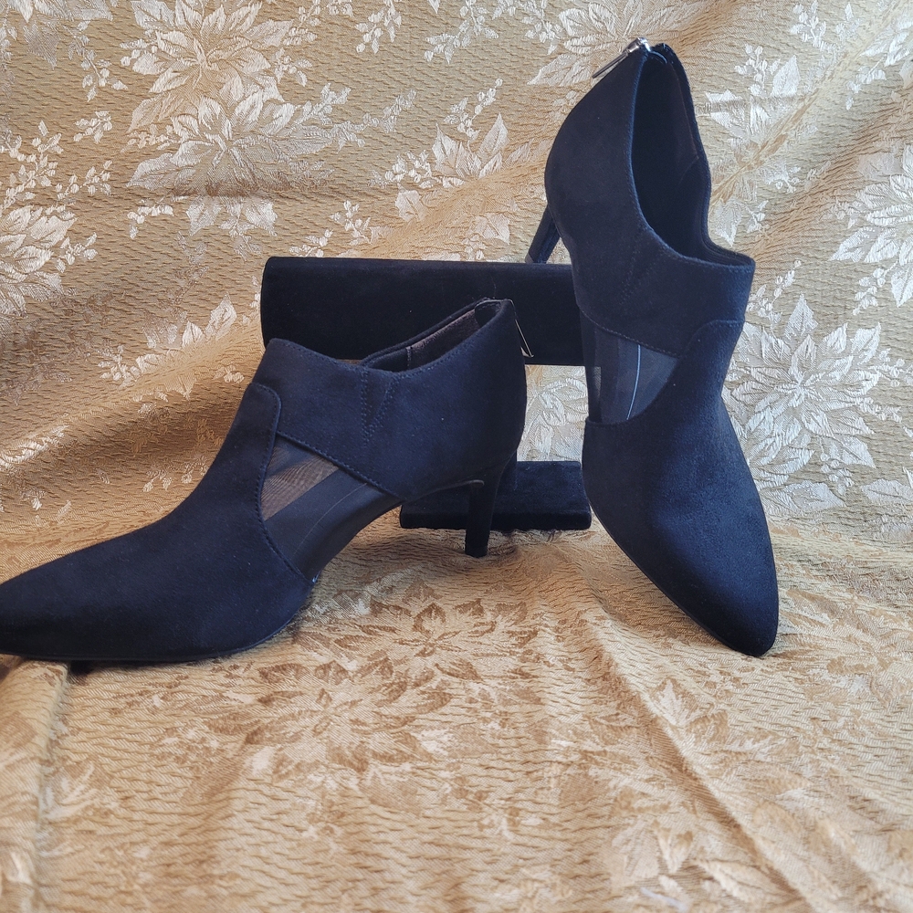 Life Stride Black Suede Heels